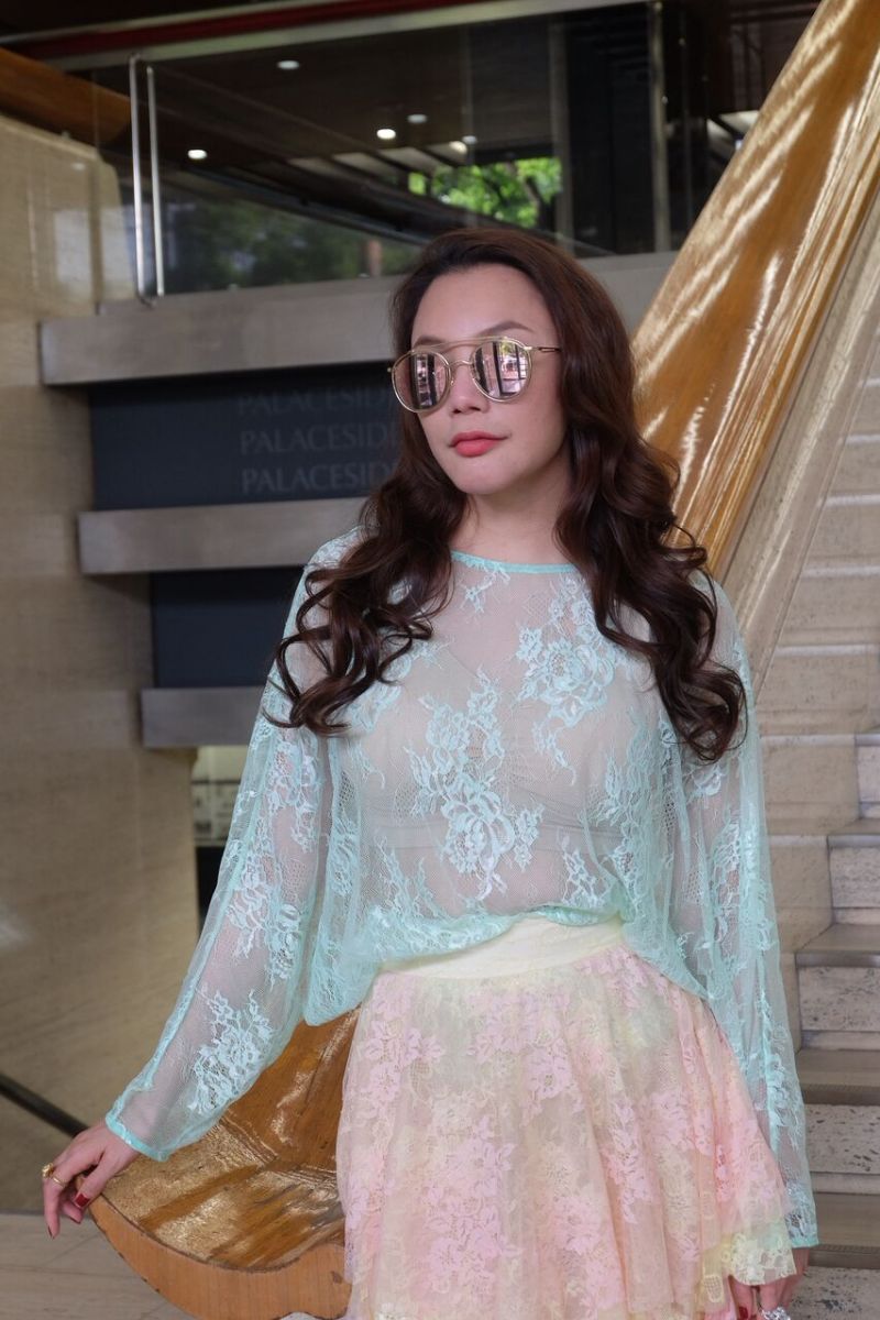 Hồ Quỳnh Hương ngắm hoàng cung Nhật cùng đại diện tờ báo lớn nhất Nhật Bản